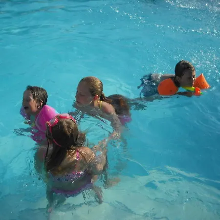 Popular 2 Bed Apart In Central With Many On Site Amenities Facilities Side